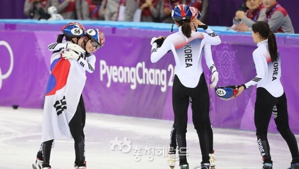 20일 강릉아이스아레나에서 열린 평창동계올림픽 여자 쇼트트랙 3,000m 계주에서 한국 선수들이 1위로 결승선을 통과해 기뻐하고 있다[사진=연합뉴스]