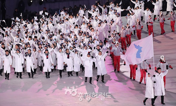 충청인(대전.세종.충남.충북)의 10명 가운데 7명이 2018평창동계올림픽 개막식에 남북한이 한반도기를 들고 동시입장하는데 잘된일이라고 평가했다.[사진=SBS켑처]