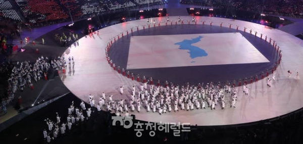 2018 평창 동계패럴림픽 9일 개막식 때 함반도를 든  남북한 선수단의 공동입장을 볼수 없게됐다. 2018 평창동계올림픽 폐막식[사진=연합뉴스]