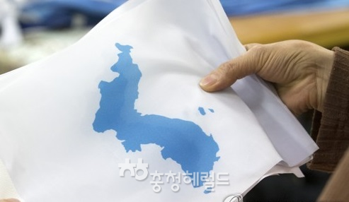 2018 평창 동계패럴림픽 9일 개막식 때 함반도를 든  남북한 선수단의 공동입장을 볼수 없게됐다..독도가 표기된 한반도기를 관람객이 들고 응원하는 장면[사진=연합뉴스]