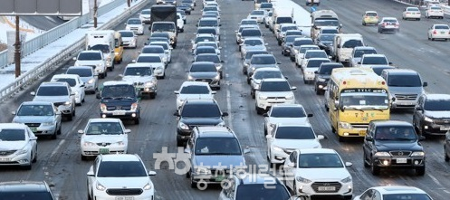 대전시내 주요 간선도로 중 지난해 교통량이 가장 많은 곳은 갑천 천변도시고속화도로로 조사됐다.대전 한밭대로에서 신호 기다리는 자동차 [사진=연합뉴스]