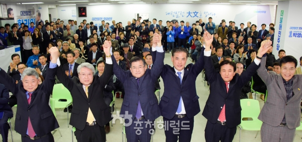 더불어민주당 박영순 대전시장 예비후보가 시민중심의 신선한 선거대책위원회를 꾸려 본격 선거전에 나섰다.