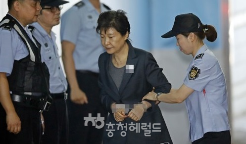 국정농단 혐의등으로 최순실씨(62)등과 함께 구속기소된  박근혜 전 대통령(66)의 1심 선고가 6일 오후 열린다.[사진=연합뉴스]
