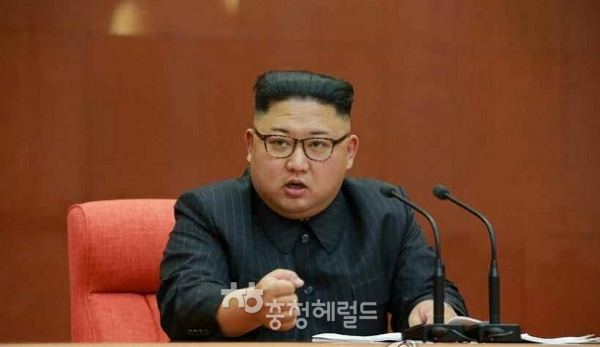 북한이 노동당 전원회의에서 풍계리 핵실험장 폐기 결정을 채택했다고 조선중앙통신이 21일 보도했다.통신은 "주체107(2018)년 4월 21일부터 핵시험과 대륙간탄도로켓(ICBM) 시험발사를 중지할 것"이라는 내용이 명시됐다고 밝혔다.사진은 지난 해 10월 당 전원회의에서 발언하는 김정은 모습. [사진=연합뉴스]