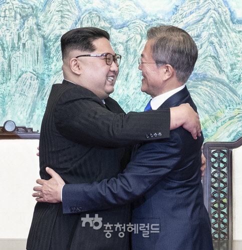 김정은 국무위원장이 27일 오후 판문점 평화의 집에서 '판문점 선언문'에 사인한 뒤 포옹하고 있다.
