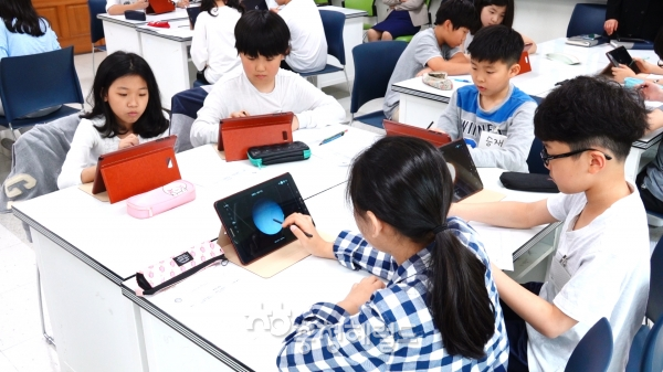 도담초 5학년 학생들이 스마트기기를 이용한 디지털교과서 과학 수업을 진행하고 있다.