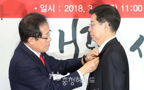 자유한국당 홍준표 대표로부터 당배지를 받는 길환영 전 KBS사장[사진=연합뉴스]