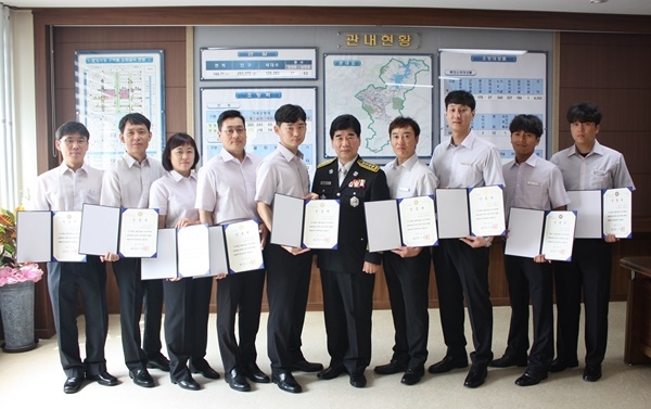 인증서를 수상한 응급대원 9명과 김기영 서장(가운데)의 모습.[사진=대전광역시청 제공]