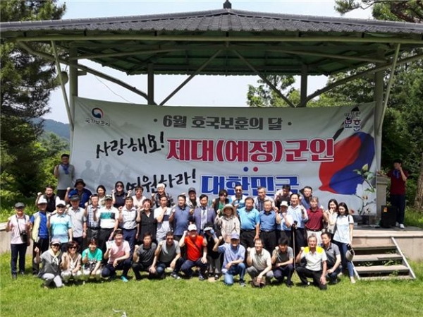 대전지방보훈청 제대군인지원센터는 지난 20일 제대군인 및 가족 50여명이 참석한 가운데 '호국보훈의 달 자긍심 고취 취업 워크숍'을 갖고 기념촬영을 하고 있다.
