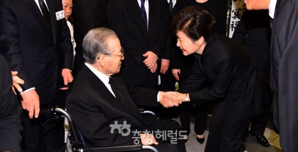 ​지난 2015년 부인 박영옥여사의 장례식장을 찾은 사촌처제인 박근혜 대통령을 맞는 김전 총리[사진=연합뉴스]​