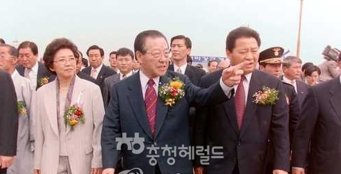 김종필 총리가 1998년 4월 21일 충남 부여 백마강교 개통식에 참석해 당시 유병돈 군수등과 도보로 개통된 다리를 건너고 있다. [사진=연합뉴스]