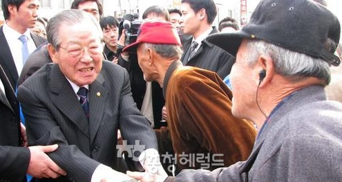 김종필(JP) 전 자민련 총재가 2007년 12월 10일 충남 부여 재래시장에서 군민과 악수를 하며 한나라당 이명박 후보 지지를 부탁하고 있다[사진=연합뉴스]