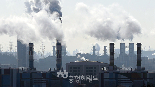 최근 환경부 산하 국립환경원이 전국 19개 미세먼지 예보권역별 초미세먼지(PM2.5) 이동량을 분석해보니 충남지역에서 발생한 미세먼지와 초미세먼지가 충남과 대전.세종.서울 등 전국에 가장 큰 영향을 미쳤다.[사진=KBS뉴스켑처]