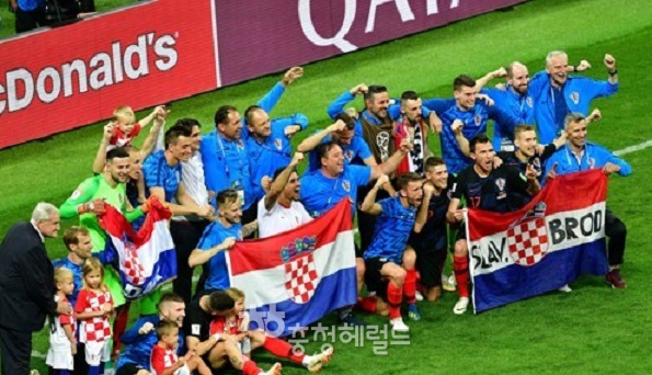 크로아티아가 축구의 명가 잉글랜드를 꺾고 결승에 진출한 뒤 기념사진을 찍고 있다.[사진=연합뉴스]