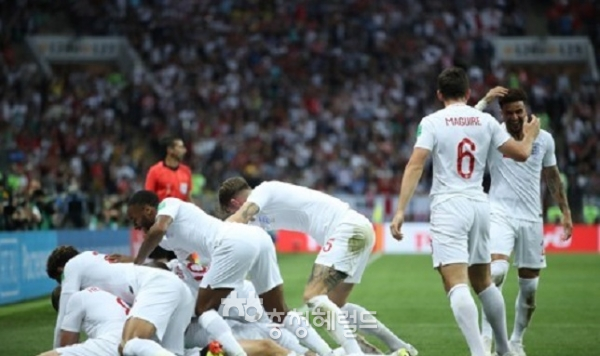 잉글랜드 선수들이 크로아티아와 4강서 키런 트리피어서 프리킥 선제골을 터뜨리자 기쁨을 만끽하고 있다. [사진=신화.연합뉴스]