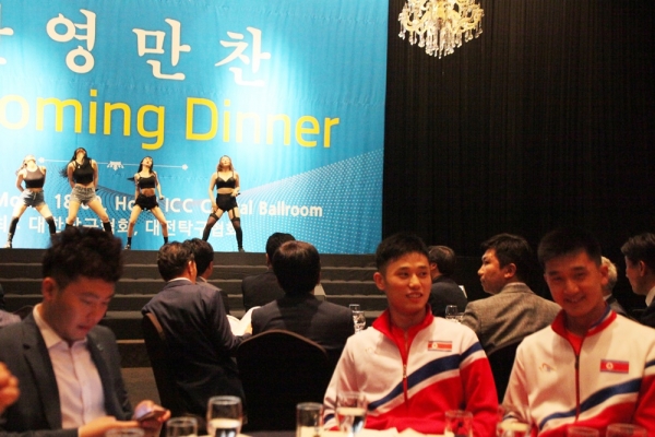 국제탁구연맹(ITTF) 투어 대회인 2018 코리아오픈 국제탁구대회에 참가한 북한 선수들이 16일 환영 만찬 도중 걸그룹의 축하공연이 진행되자 시선을 맞추지 않은 채 조용히 앉아 있다.