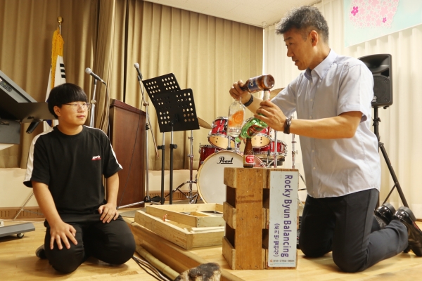 변남석 설치미술가가 '세상을 중심잡다'를 주제로 공연을 선보이고 있다.[사진=대전시교육청]