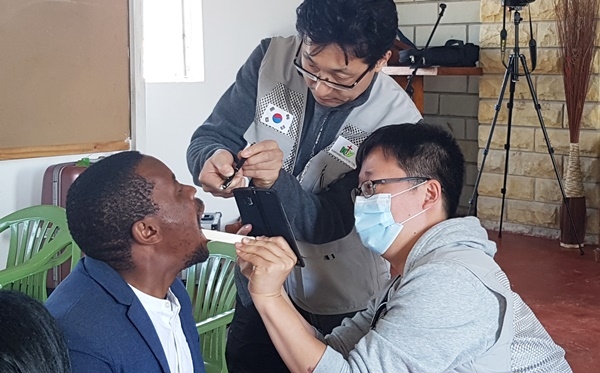 해외의료봉사단 김기홍 교수가 레소토에서 진찰을 하고 있다.[사진= 건양대병원 제공]