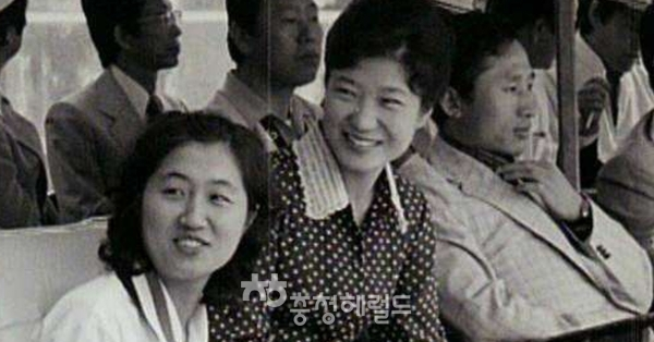 39년 전인 1979년 박근혜 전 대통령(왼쪽부터)과 최순실씨, 이명박 전 대통령. [사진= 국가자료원제공]