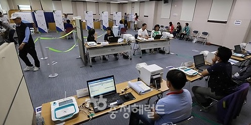 지난 2016년 4월 13일 치른 제 20대 국회의원 선거일 투표모습[사진=연합뉴스]