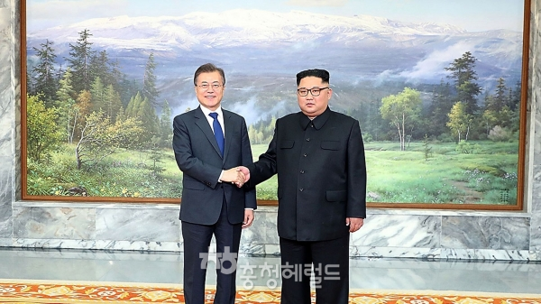 지난 4월 27일 열린 문재인 대통령과 북한 김정은 국무위원장간의 남북정상회담전에 기념촬영을 하고 있다[사진=청와대 홈페이지 켑처]