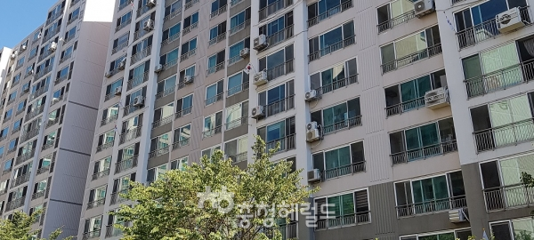 제 73주년 광복절인 15일 대전의 한아파트에 90가구중 6집이 태극기를 게양하는등  선열과 애국지사 기림이 퇴색되고 있다[ 사진=나지흠기자]