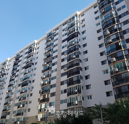 제 73주년 광복절인 15일 대전의 한아파트에 90가구중 6집이 태극기를 게양하는등  선열과 애국지사 기림이 퇴색되고 있다[ 사진=나지흠기자]