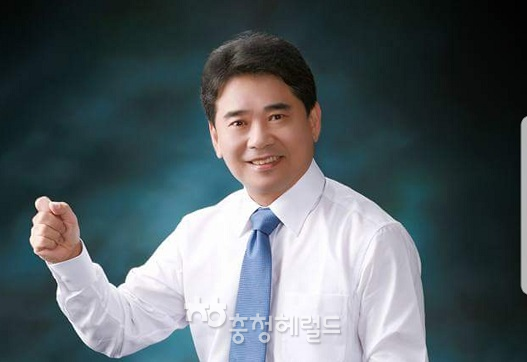 육동일 자유한국당 대전시당위원장[사진= 육동일 위원장 페이스북 켑처]