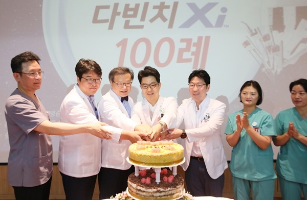 건양대병원 최원준 의료원장(왼쪽에서 세 번째)과 로봇수술 담당 의료진들이 로봇수술 100례 돌파기념 케이크 커팅식을 하고 있다.
