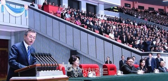 문재인 대통령이 19일 오후 평양 능라도 5.1경기장에서 진행된 북한의 대집단체조예술공연을 관람하며, 15만 평양 시민을 향해 연설을 했다 [사진=평양사진공동취재단, 방송캡처]