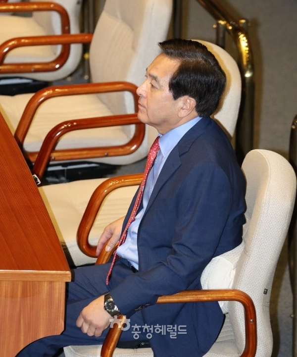 자유한국당 심재철 의원이 2일 국회 본회의에서 열린 경제 분야 대정부 질문에 참석해 있다.[사진=연합뉴스]