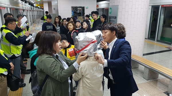 대전도시철도공사는 지난 18일 대전맹학교 시각장애인 학생들을 초청하여 판암역에서 정부청사역까지 안전체험 열차를 운행하는 체험 행사를 가졌다. [사진= 대전도시철도공사 제공]