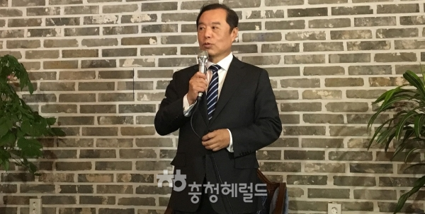 취임후 처음으로 대전을 방문한 김병준 자유한국당 비상대택위원장은 19일  대전의 커피숍에서  충청권 기자들과의 간담회를 가졌다.[사진=한국당대전시당 제공]