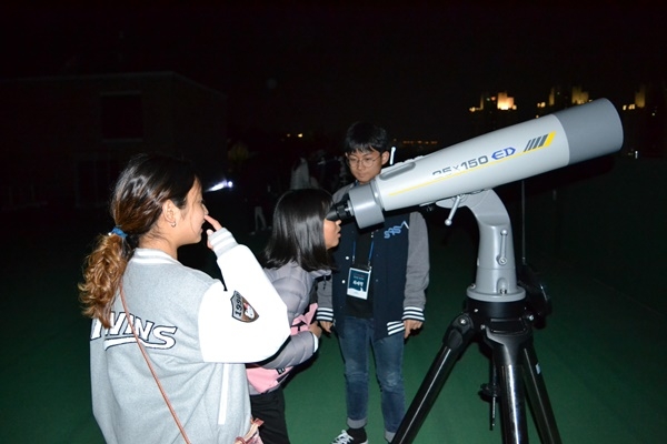 세종과학예술영재학교가 개최한 천문학교 별축제에서 한 참가자가 별을 관측하고 있다.