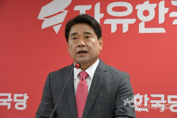 육동일 자유한국당 대전시당 위원장이 8일 '김소연 사태'에 대해 “박범계 의원이 직접 나서 책임 있는 자세를 보여줄 것”을 촉구했다.