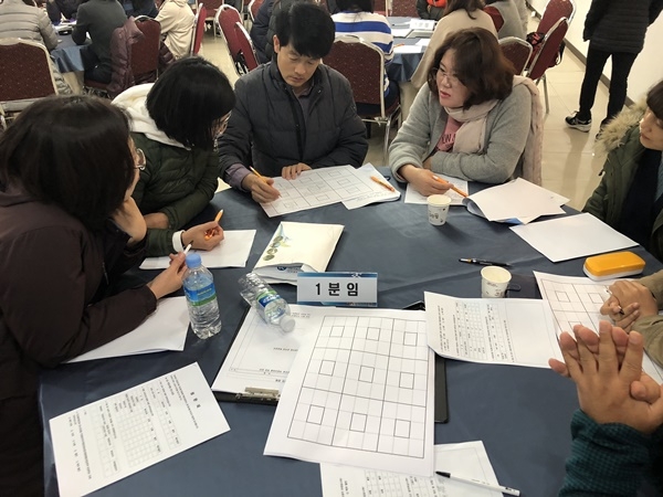 지난달 30일과 11월 1일 충남 부여 롯데리조트와 전남 장성군 평생교육센터에서 진행한 프로그램에 참여한 공무원들이 분임토의와 레크리에이션을 진행하고 있다.