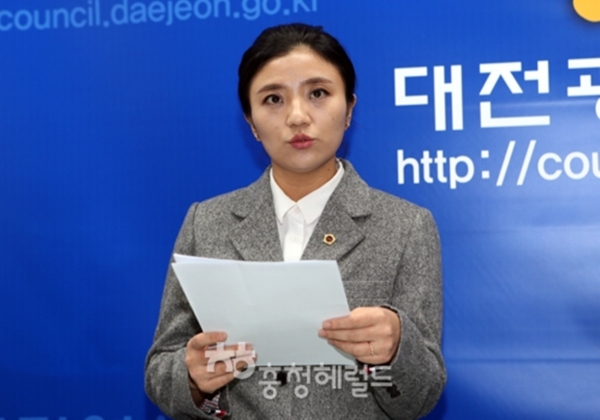 김소연 시의원이 15일 "박범계 의원의 선거브로커로부터 불법 선거 자금을 강요받았다는 내용을 알고도 방조했다"고 추가 폭로했다.