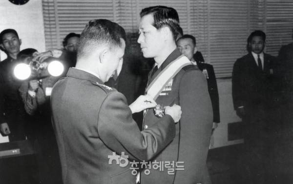 1962년 한일협정 당시 박정희 의장이 김종필 중앙정보 부장에게 협정 공로로 훈장을 수여하는 모습.[사진=연합뉴스]