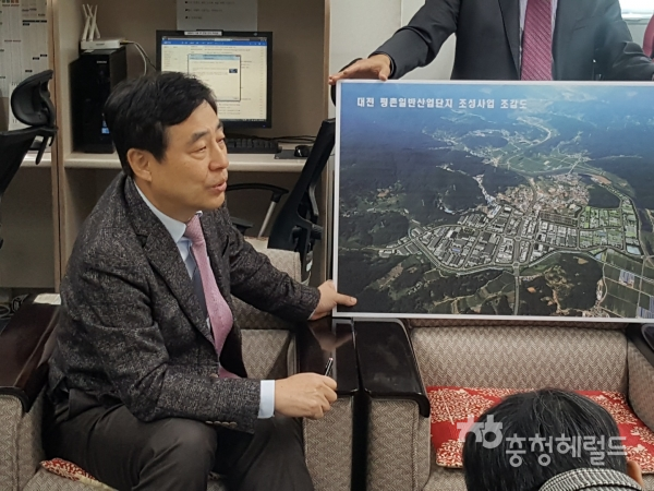 유영균 대전도시공사 사장이 19일 대전시청 기자실에서 기자간담회를 갖고 '유성광역복합터미널' 조성사업 향후 계획에 대해 설명하고 있다.