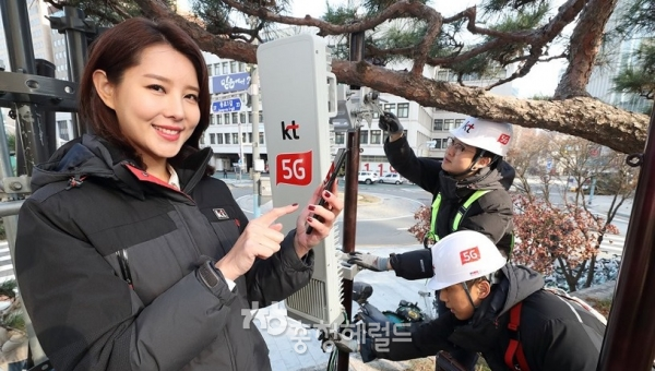 지난 30일 KT 직원들이 광화문에 설치된 5G 기지국을 점검하며 삼성 5G 스마트폰 시제품을 테스트하고 있다. [사진=연합뉴스.KT 제공]