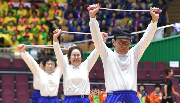 지난해  서울에서 열린  어르신 생활체육대회. 어르신이 운동용 고무줄을 이용한 댄스로 건강을 선보이고 있다.[사진=연합뉴스]
