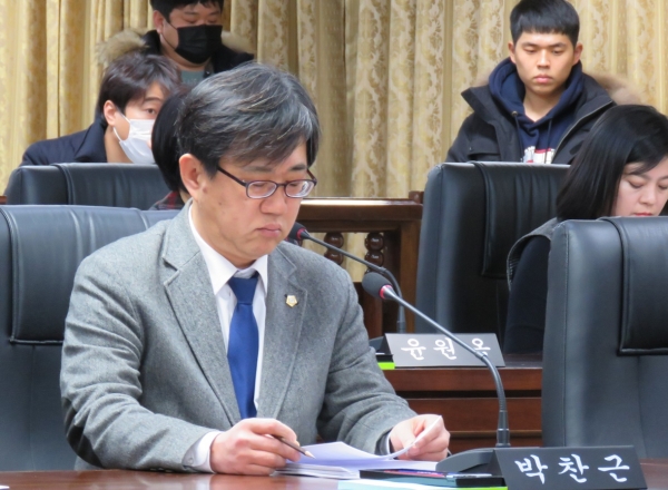 5일 대전 중구의회 본회의에 참석한 박찬근 의원.