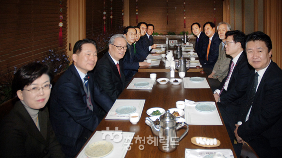 지난해 1월 18일 당시 새누리당 충청권 국회의원들이 서울 여의도 한 식당에서 인명진 비대위원장과 모임을 갖고 현안 등을 논의했다.[사진=충청헤럴드DB]