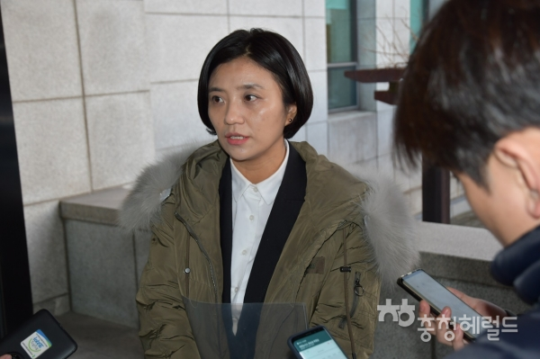 김소연 의원(사진)이 재정신청서를 제출하기 위해 검찰청을 방문, 기자들에게 불기소 결정에 대해 유감을 표명하고 있다.