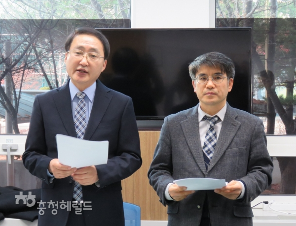 (왼쪽부터)건강한 대전을 만들어가는 범시민연대 김영길 대변인과 지영준 변호사가 성명을 발표하는 모습.