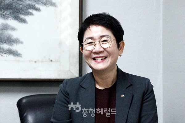 2일 오전 본사를 방문한 박정현 대전시 대덕구청장이 이야기를 나누고 있는 모습.