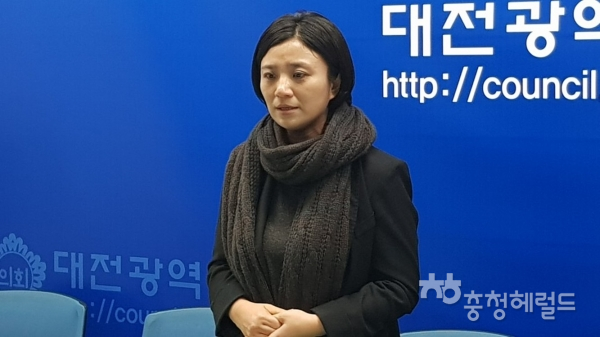 김소연 대전시의원이 지난해 12월 18일 대전시의회 기자실을 찾아 기자회견을 하고 있는 모습.