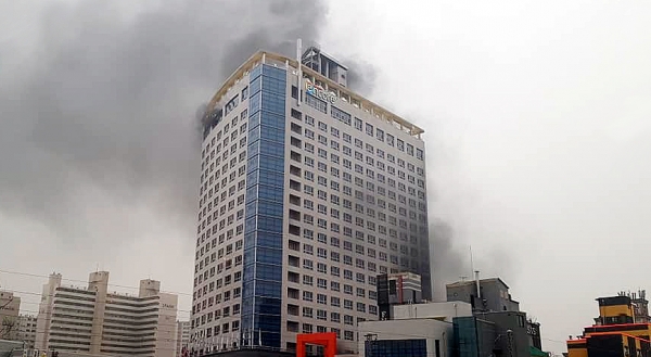 14일 오후 5시쯤 천안시 서북구 라마다앙코르 호텔에서 불이 나 진화에 나섰다. [제보 사진]<br>
