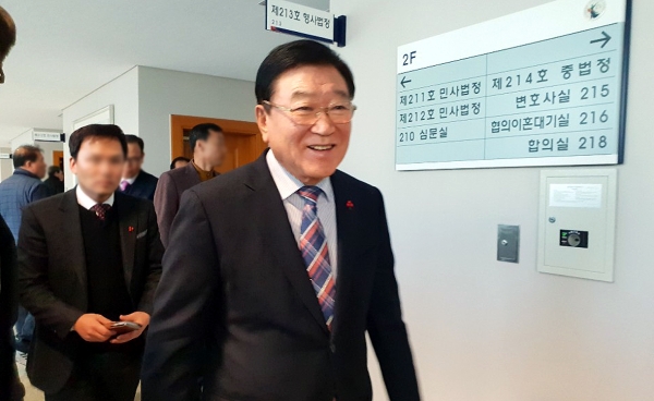 검찰이 공직선거법 위반 혐의를 받고 있는 김석환 홍성군수에게 벌금 150만 원을 구형했다. 18일 법정을 나서고 있는 김 군수.