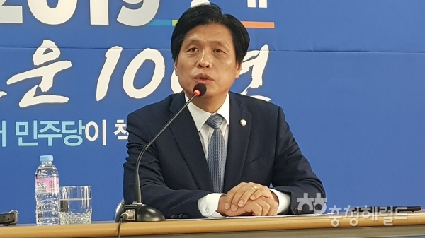 더불어민주당 조승래 대전시당위원장이 15일 신년 기자간담회에서 2019년 시당 정책 제안 및 주요계획을 발표하고 있다.